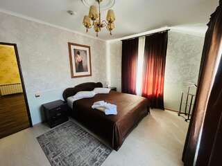 Отель Александровский Темрюк Cемейный номер с собственной ванной комнатой-1