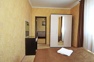 Отель Александровский Темрюк Большой двухместный номер с 1 кроватью-11